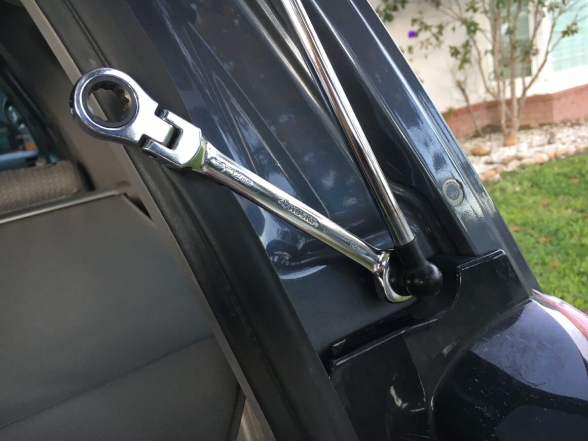 4th gen 4runner tailgate strut replacement - old failing tailgate strut removal