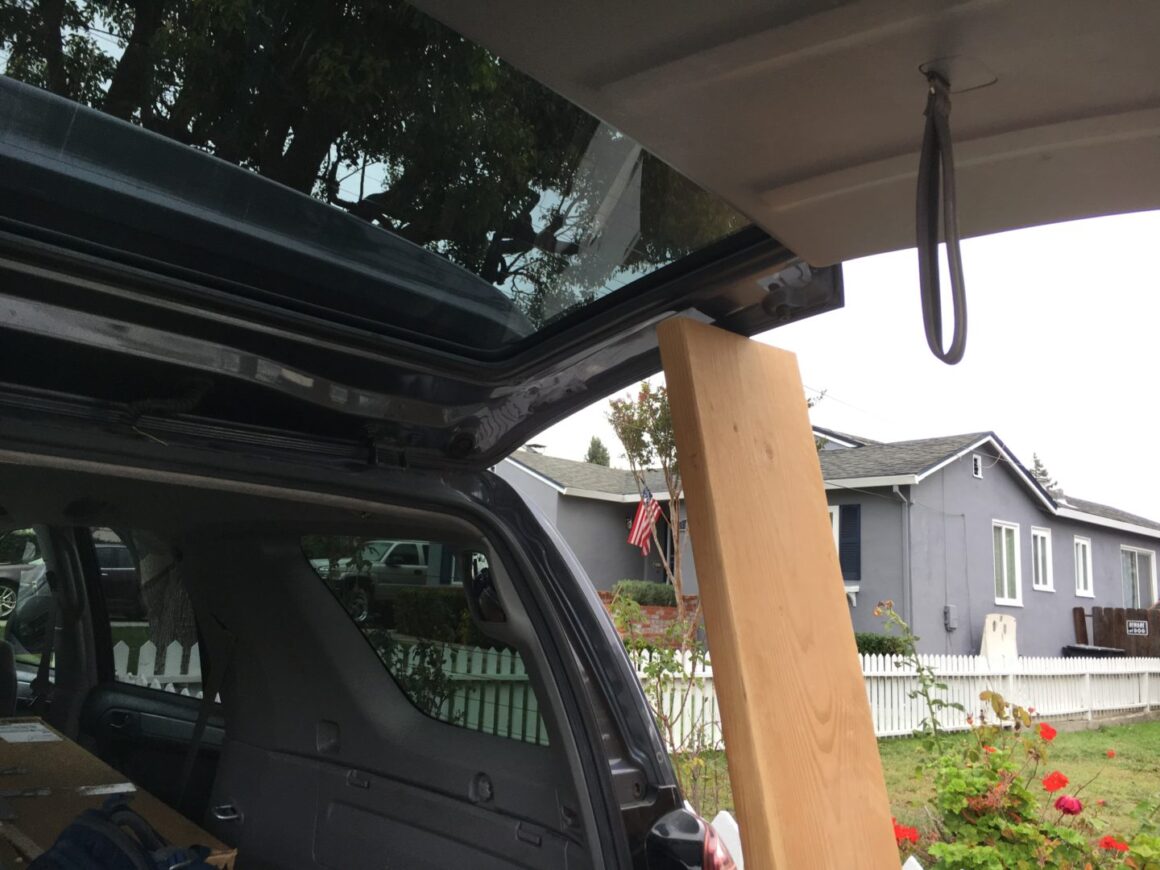 4runner 4th tailgate strut replacement - wood supporting tailgate during replacement