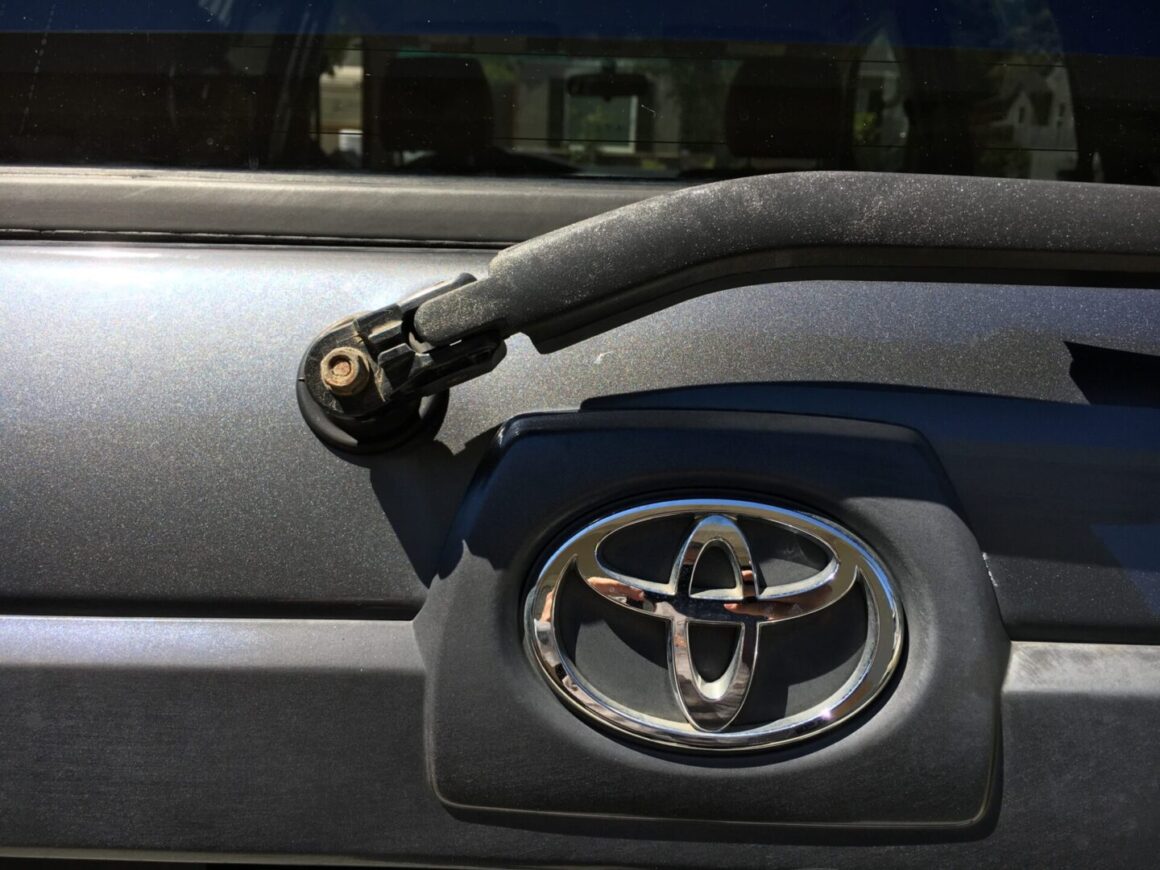 4th gen 4runner how to replace rear wiper blade