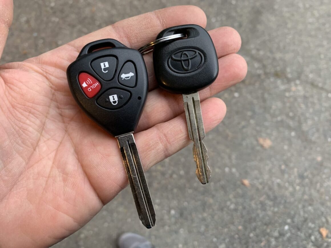 4th gen 4runner 2-in-1 remote key fob compared to regular key fob